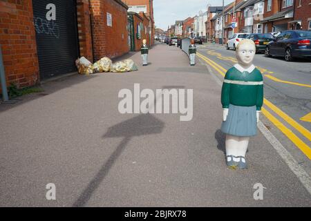 Kinderpoller vor der Avenue Road School in Clarendon Park, Leicester, England, U.K Stockfoto