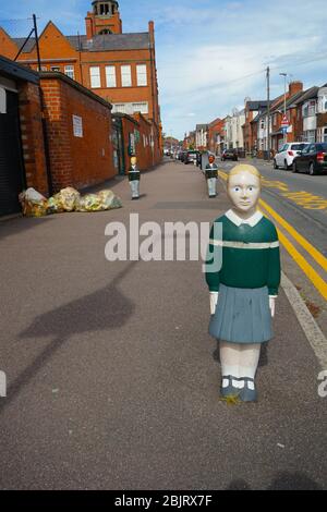 Kinderpoller vor der Avenue Road School in Clarendon Park, Leicester, England, U.K Stockfoto