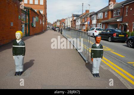 Kinderpoller vor der Avenue Road School in Clarendon Park, Leicester, England, U.K Stockfoto