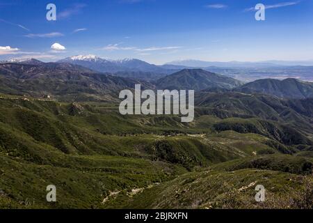 Atemberaubende Aussicht auf das Tal von San Bernardino San Bernardino Berge mit Santa Ana Berge in der Ferne sichtbar, Rim der Welt Sc Stockfoto