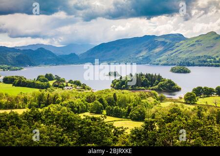 Blick über Derwent Water zu Cat Bells und Borrowdale im Lake District National Park, Cumbria, England, Großbritannien Stockfoto