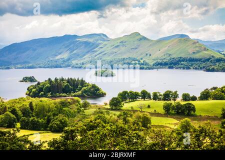 Blick über Derwent Water zu Cat Bells im Lake District National Park, Cumbria, England, Großbritannien Stockfoto