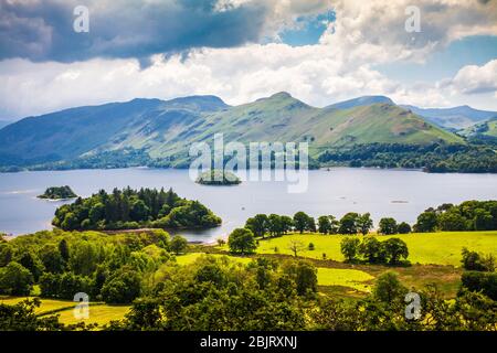 Blick über Derwent Water zu Cat Bells im Lake District National Park, Cumbria, England, Großbritannien Stockfoto