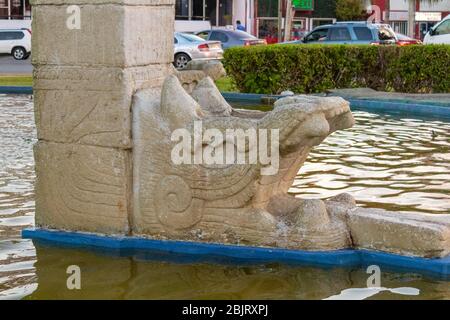 Kukulkan Brunnen eingeweiht 1980 markiert den Beginn der Hotel Zone. Am Kreisverkehr von Bonampak und Coba ist es eine Hommage an die Maya-Gottheit Stockfoto