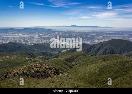 Atemberaubende Aussicht auf das Tal von San Bernardino San Bernardino Berge mit Santa Ana Berge in der Ferne sichtbar, Rim der Welt Sc Stockfoto