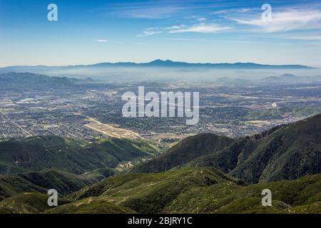 Atemberaubende Aussicht auf das Tal von San Bernardino San Bernardino Berge mit Santa Ana Berge in der Ferne sichtbar, Rim der Welt Sc Stockfoto