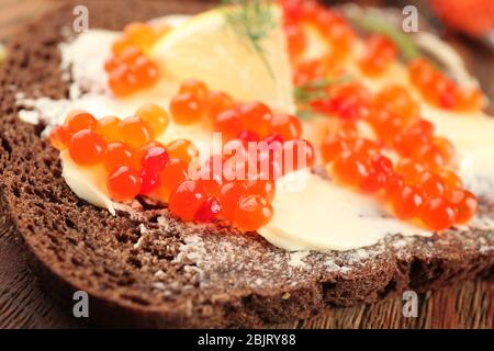Leckeres Sandwich mit rotem Kaviar und Zitrone, Nahaufnahme Stockfoto