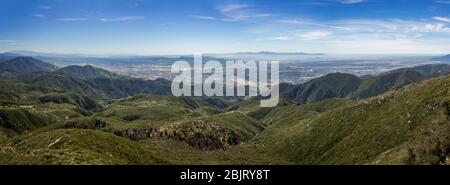 Atemberaubende Aussicht auf das Tal von San Bernardino San Bernardino Berge mit Santa Ana Berge in der Ferne sichtbar, Rim der Welt Sc Stockfoto