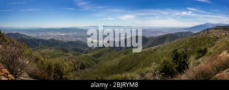 Atemberaubende Aussicht auf das Tal von San Bernardino San Bernardino Berge mit Santa Ana Berge in der Ferne sichtbar, Rim der Welt Sc Stockfoto