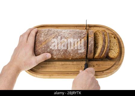Nahaufnahme von teilweise geschnittenem Roggenbrot auf Holzschneidebrett mit Brotmesser. Lebensmittel und Gesundheit Konzept schöne Hintergründe. Stockfoto