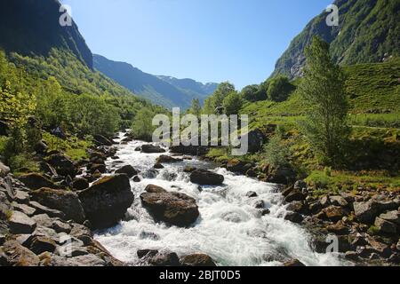 Schöne Landschaft entlang der Bergwanderung zum See Myrdalsvatnet & Bondhus See, in der Nähe von Rosendal, Folgefonna Nationalpark, Norwegen. Stockfoto