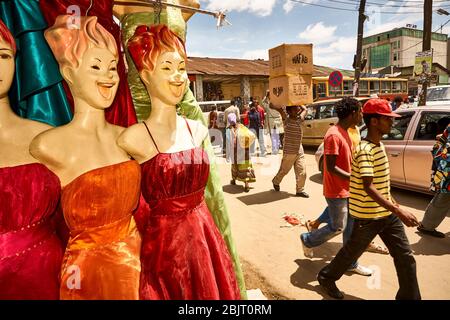 Display-Dummies lachen über das Treiben des Mercato in Addis Abeba. Addis Mercato sei der größte Markt in Afrika. Stockfoto