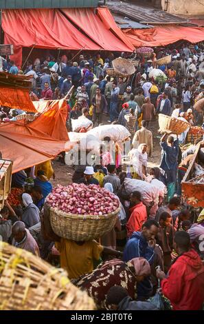 Hektik in der überfüllten Gegend des Obst- und Gemüsemarktes in Addis Abeba. Stockfoto