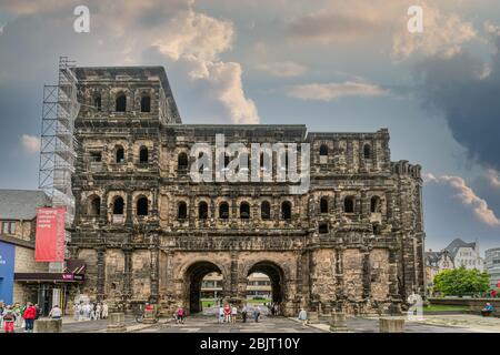 Die Porta Nigra (Schwarzes Tor) in Trier. Es ist ein berühmtes großes römisches Stadttor. UNESCO-Weltkulturerbe Stockfoto