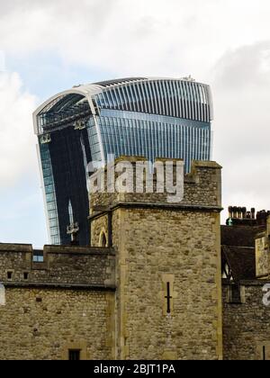 Einer der Abschnitte der Außenwand des Tower of London mit dem modernen Wolkenkratzer im Hintergrund Stockfoto