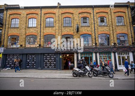 LONDON - 30. SEPTEMBER 2019: Altes Lagergebäude mit der Markthalle am Camden Lock an der Camden High Street Stockfoto