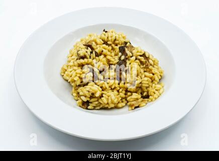 Italienische Pilze Risotto auf weißem Gericht isoliert auf weißem Hintergrund Stockfoto