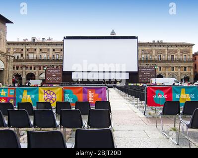 Kino im Freien, weiße Projektionsleinwand. Piazza Maggiore, Bologna. Italien Stockfoto