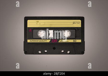 Ein Retro-leere schwarz-gelb gealterte Audio-Kassette Illustration Hintergrund mit Kopierraum Stockfoto