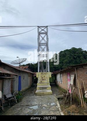 Die Flussbrücke im Dorf Bukit Lawang, Sumatra, Indonesien Stockfoto