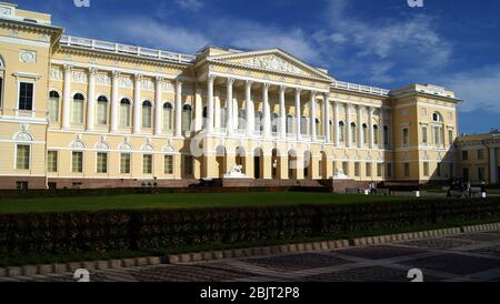 Hauptfassade des Russischen Museums, Mikhailovsky Palast, Gebäude aus dem 19. Jahrhundert im Empire-Stil Neoklassizismus, St. Petersburg, Russland Stockfoto