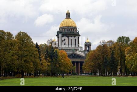 Isaakskathedrale, fertiggestellt 1858, nordwestliche Erhebung, Blick über den Aleksandrovskiy Garden im Herbstlaub, St. Petersburg, Russland Stockfoto