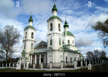 Kirche der Auferstehung, im klassischen Stil gebaut, Ende des 18. Jahrhunderts, Molodi, Moskauer Gebiet, Russland Stockfoto