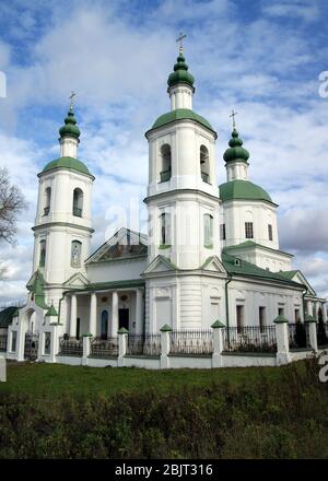 Kirche der Auferstehung, im klassischen Stil gebaut, Ende des 18. Jahrhunderts, Molodi, Moskauer Gebiet, Russland Stockfoto