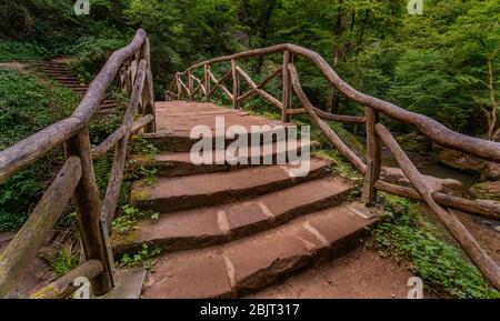 Mystische Treppe in Luxemburg an den drei kleinen Wasserfällen Schiessentuempel in Mullerthal, Luxemburg (auch bekannt als kleine Schweizl Stockfoto
