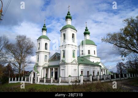 Kirche der Auferstehung, im klassischen Stil gebaut, Ende des 18. Jahrhunderts, Molodi, Moskauer Gebiet, Russland Stockfoto