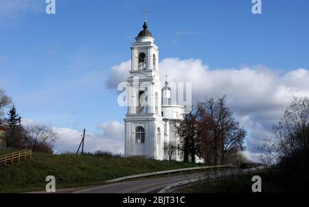 Johannes der Apostel Kirche in Kuzmishtschevo, im klassischen Stil gebaut, Ende des 18. Jahrhunderts, in der Nähe von Tarusa, Kaluga Oblast, Russland Stockfoto