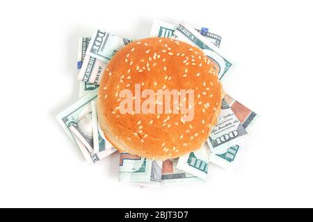 burger mit hundert Dollar-Scheinen statt Belägen auf weißem Hintergrund isolieren von oben Stockfoto