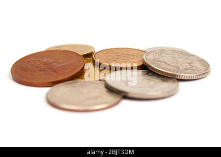 Münzen verschiedener Länder der Welt Numismatik auf weißem Hintergrund isolieren, Seitenansicht Stockfoto