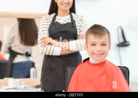 Süße kleine Jungen im Friseursalon Stockfoto