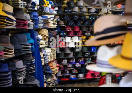 LONDON - 30. SEPTEMBER 2019: Regale mit bunten Hüten zum Verkauf in einem Hutladen in Camden Market Stockfoto