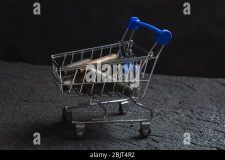 Alte rostige Patronen in einem Warenkorb auf schwarzem Beton verbracht Stockfoto
