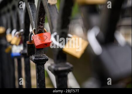 LONDON - 30. SEPTEMBER 2019: Eine Reihe von Vorhängeschlössern, die an Geländern bei Camden Lock befestigt sind. Flacher Fokus Stockfoto