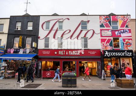 LONDON - 30. SEPTEMBER 2019: Farbenfrohe Kunstwerke an der Vorderseite von Geschäften und Cafés auf der Camden High Street Stockfoto