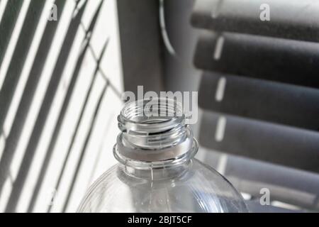 Flaschenhals in der Nähe von Jalousie in der Sonne Stockfoto