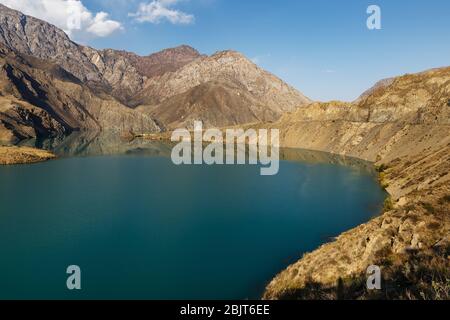 Der Naryn Fluss, schöner Gebirgsfluss in Kirgisistan. Stockfoto