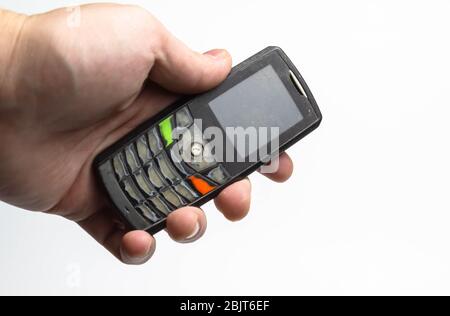 Altes schäbiges Telefon in der Hand auf weißem Hintergrund isolieren Stockfoto