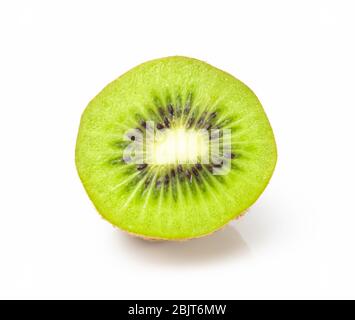 Grüner Kiwi auf weißem Hintergrund in die Hälfte geschnitten Stockfoto