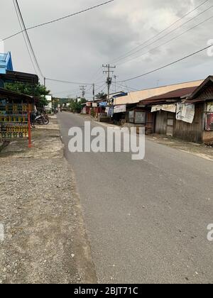 Die Landstraße in Bukit Lawang Village, Sumatra, Indonesien Stockfoto