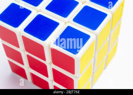 Rubik's Cube auf weißem Hintergrund. Nahaufnahme Stockfoto