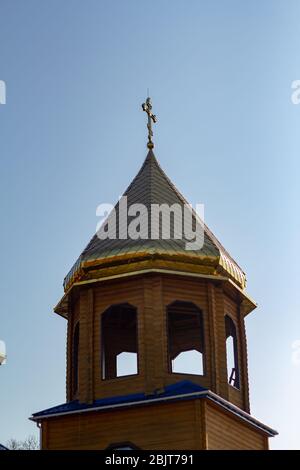Goldene Kuppeln einer hölzernen Kirche Stockfoto