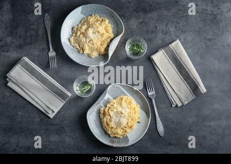 Teller mit köstlichem Risotto auf dem Tisch Stockfoto