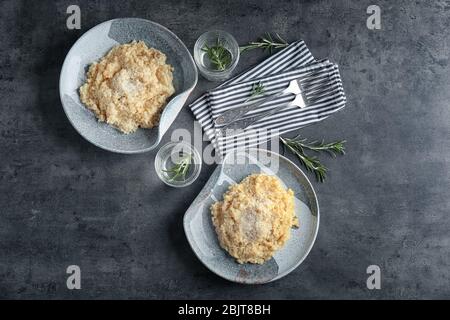 Teller mit köstlichem Risotto auf dem Tisch Stockfoto