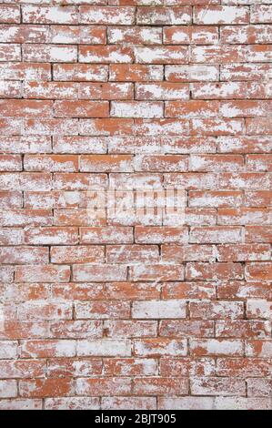 Detail einer grob strukturierten Wand aus alten roten Ziegeln, die in dem häufig verwendeten und wirtschaftlichen Maurermuster, das als Stretcher Bond bekannt ist, verlegt wurde. GROSSBRITANNIEN. Stockfoto