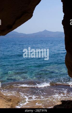 Blick auf das Meer und die ferne Küste auf der kleinen griechischen Insel Agistri, Saronischer Golf, Griechenland Stockfoto