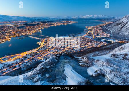 Stadtansicht von Tromsø bei Nacht, von Storsteinen (oder Seilbahn), Tromsø, Norwegen Stockfoto